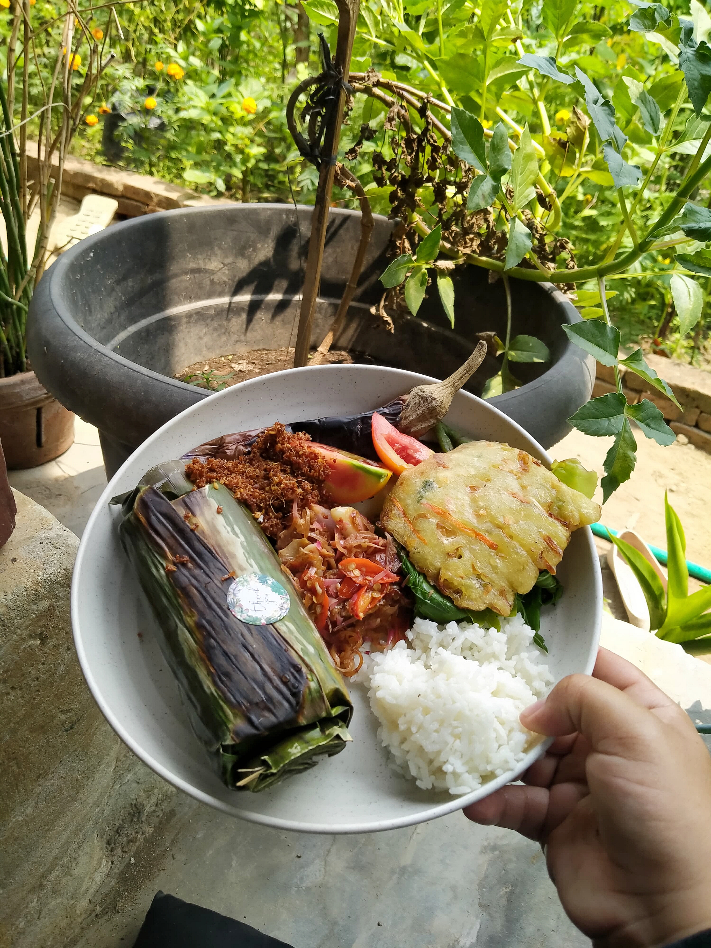 Mengambil Jeda dengan Berkebun dan Merangkai Bunga